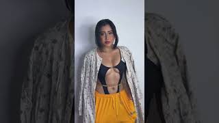 Sofia Hot Navel Show