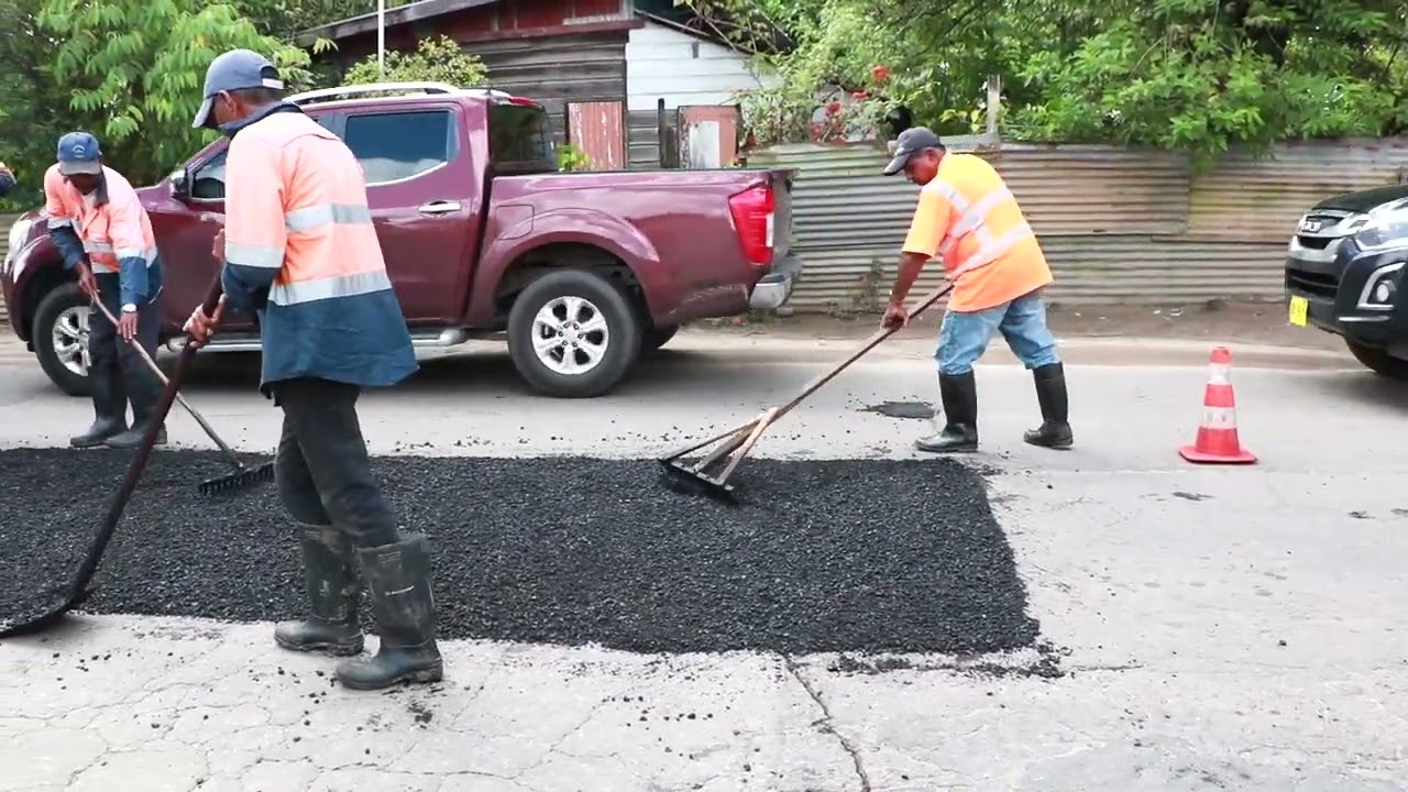 Kuilen Hernhutterstraat gevuld met warm asfalt