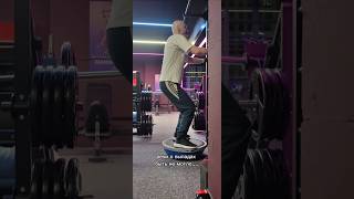 присед на платформе Bosu, выпады с удержанием колена при помощи эспандера