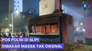 Pos Polisi di Bawah Flyover Slipi Petamburan Dibakar Massa