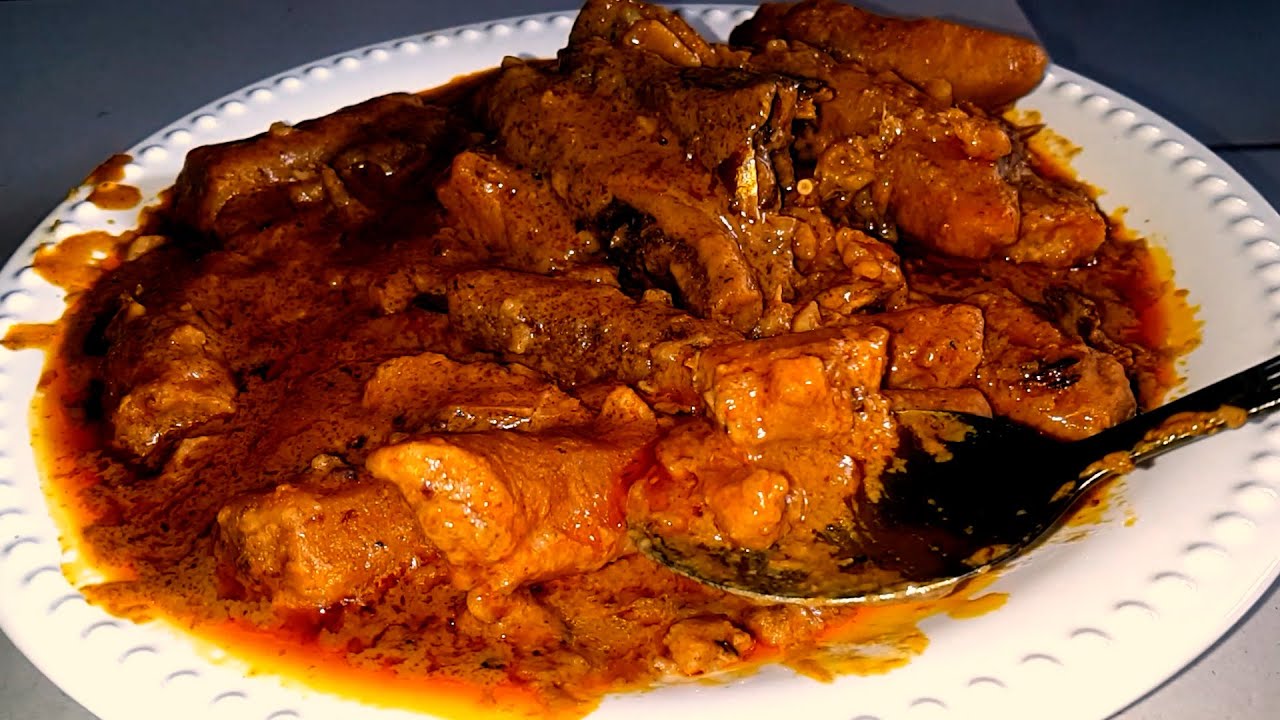 Un ragoût onctueux de bananes vertes, arachides fraîches et épices du pays