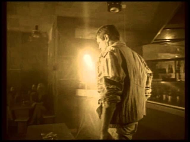 Dumaloq dumbali xotin uyda striptiz raqsga tushmoqda