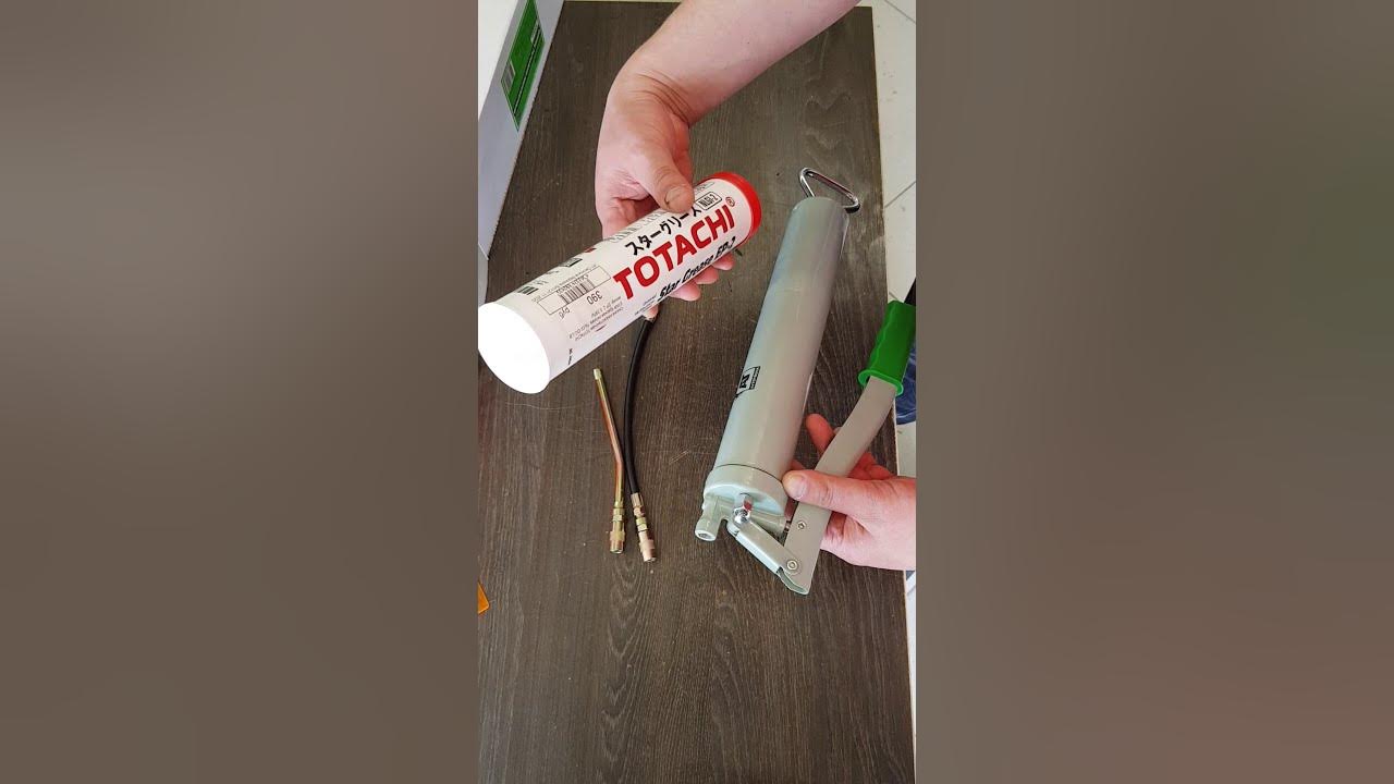 Литол в шприце. Шприц для набивки смазки. Шприц для смазки тавотниц. Мембрана для наполнения шприца смазкой. Заправка шприца смазкой из тубы.