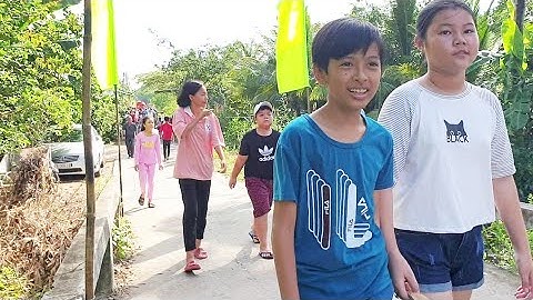 Người Dân Tân Lộc Đi Bộ xem lễ hội Trái Cây\CS Cần Thơ HG