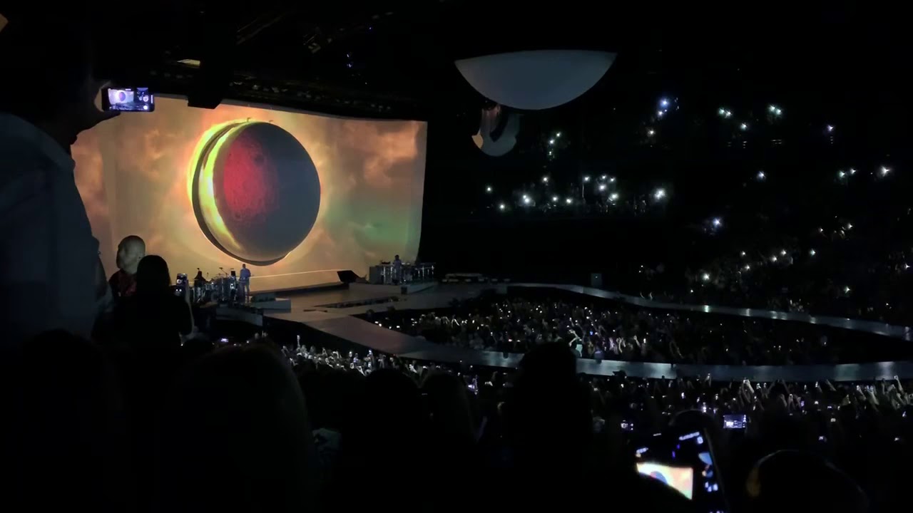 Ariana Grande - Raindrops, god is a woman (Live at sweetener world tour Antwerp)