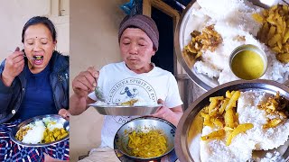 sarmila cooks potato curry and rice for our lunch @bhumivillagevlogs