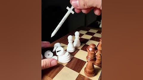 Chess king that collapses