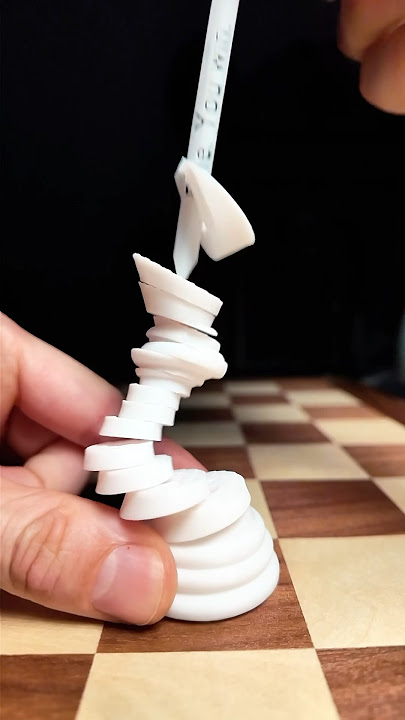 Chess king that collapses