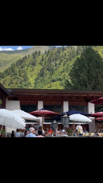 Restoran di jam makan siang benar-benar ramai nih #swiss #suasanapedesaan #kehidupandidesa