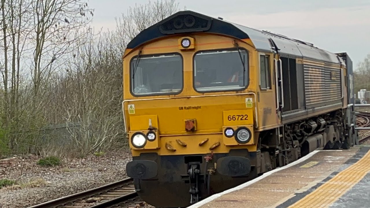 “Sir Edward Watkin” 66722 4H40 with blue 45 foot containers 16;25 Lea ...