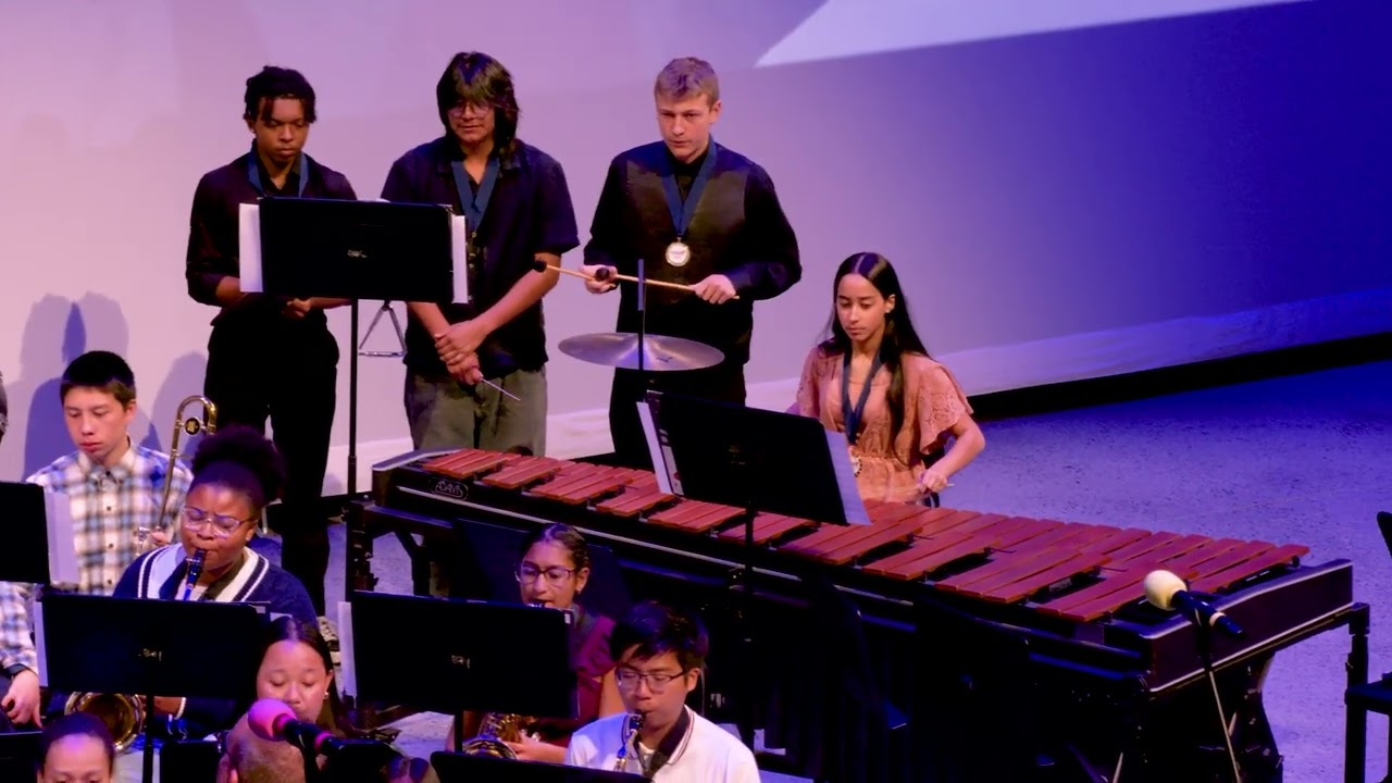 Церемония чествования ветеранов UDHS Rho Kappa в День ветеранов 2025 года