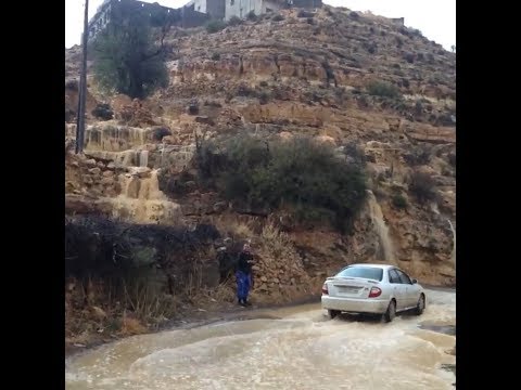 مياه الأمطار تتدفق عبر أودية جبال مدينة القلعة في جبل نفوسة