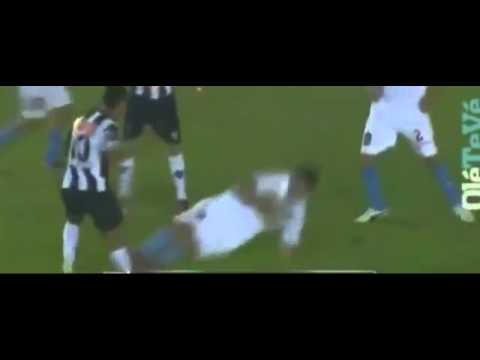 شاهد تدخل عنيف جدا على رونالدينيو