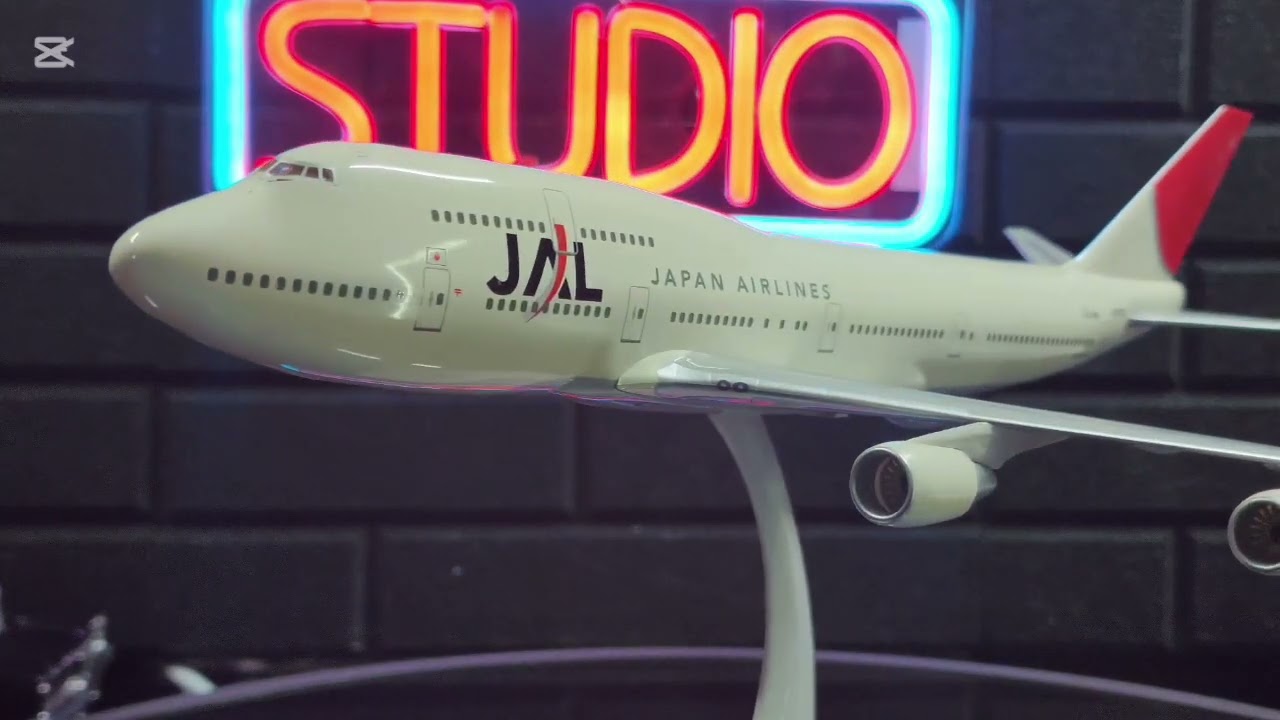 1:200 Scale Japan Airlines Boeing 747-400 by Hogan - YouTube