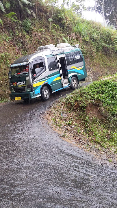 Detik-Detik mobil elf melewati jalan licin dan kelokan Tajam