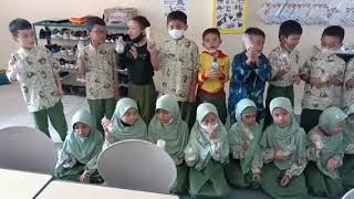 Murid kelas 1B SD Islam Terpadu Fithrah Insani menyanyikan lagu Pileuleuyan