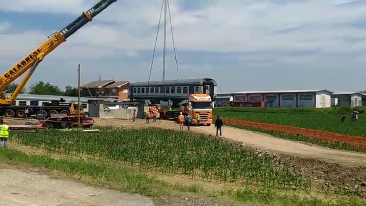 Disastro ferroviario di Caluso, i vagoni vengono rimossi