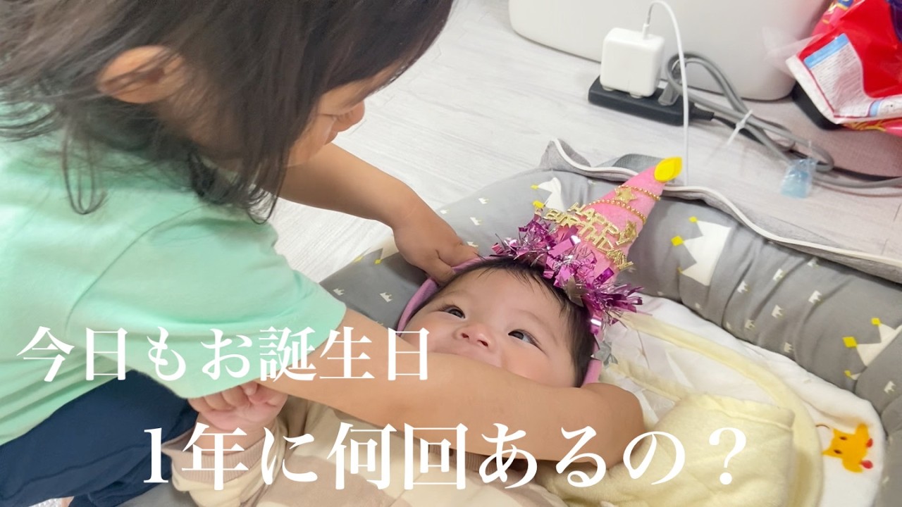 忘れず弟にもおもちゃを貸してあげるお姉ちゃん