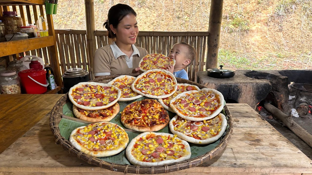 Туй готовит пиццу с колбасой, кальмарами и сыром по древнему рецепту | Trieu Thi Thuy.