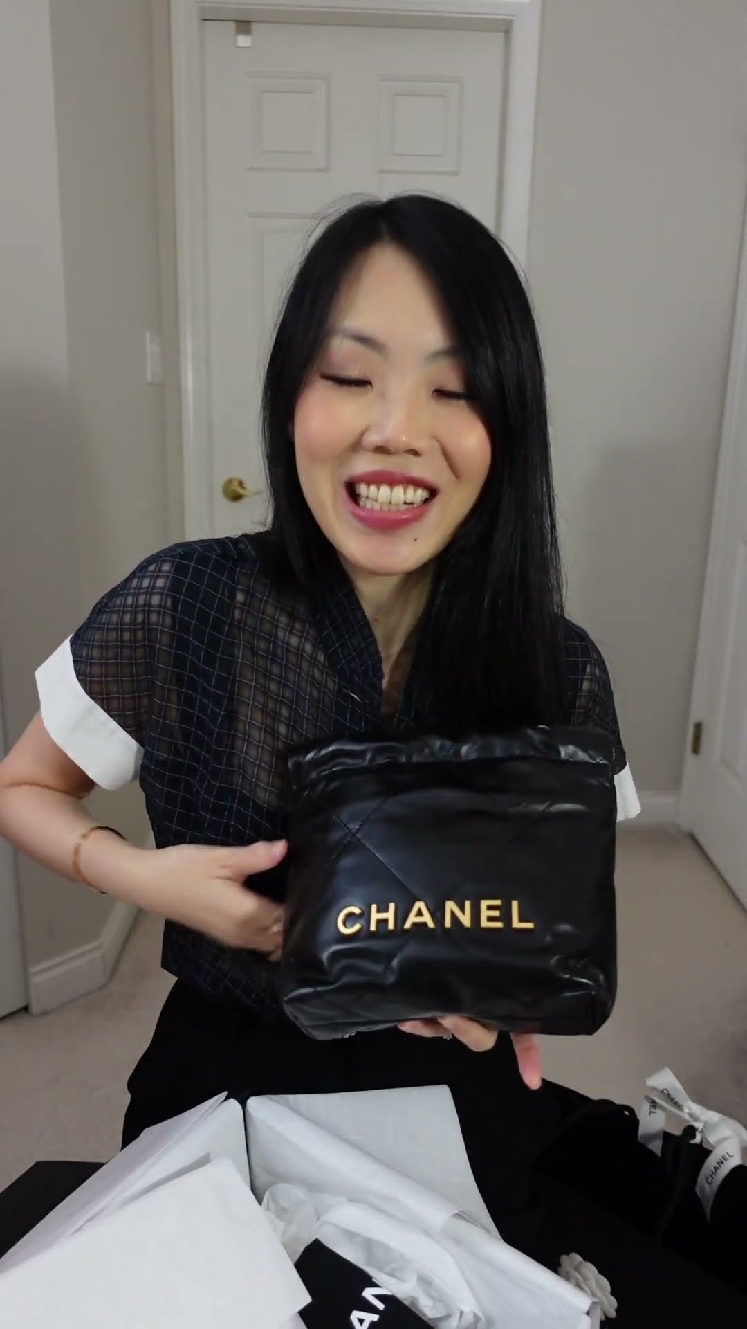 Chanel シャネル 22 ミニハンドバッグ ブラック 2024K Chanel 22 handbag in black. Looking fine in the sunlight