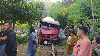 Mobil Tangki LPG 13.000 Hantam Kios Warga Di Patung Sapi Narmada.