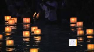 Thousands float lanterns on Hawaiian beach