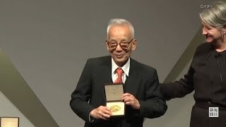 ノーベル物理学賞・真鍋淑郎さんにメダル授与　「大変ハッピー」