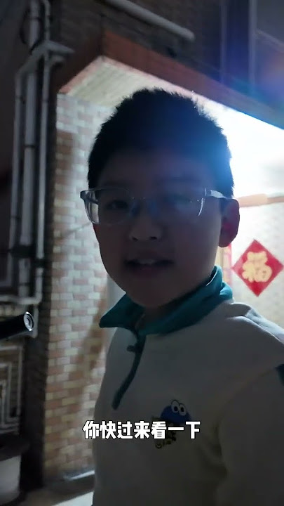 The moon seems to be blocked by something. What on earth can block the moon? Lunar eclipse Paren