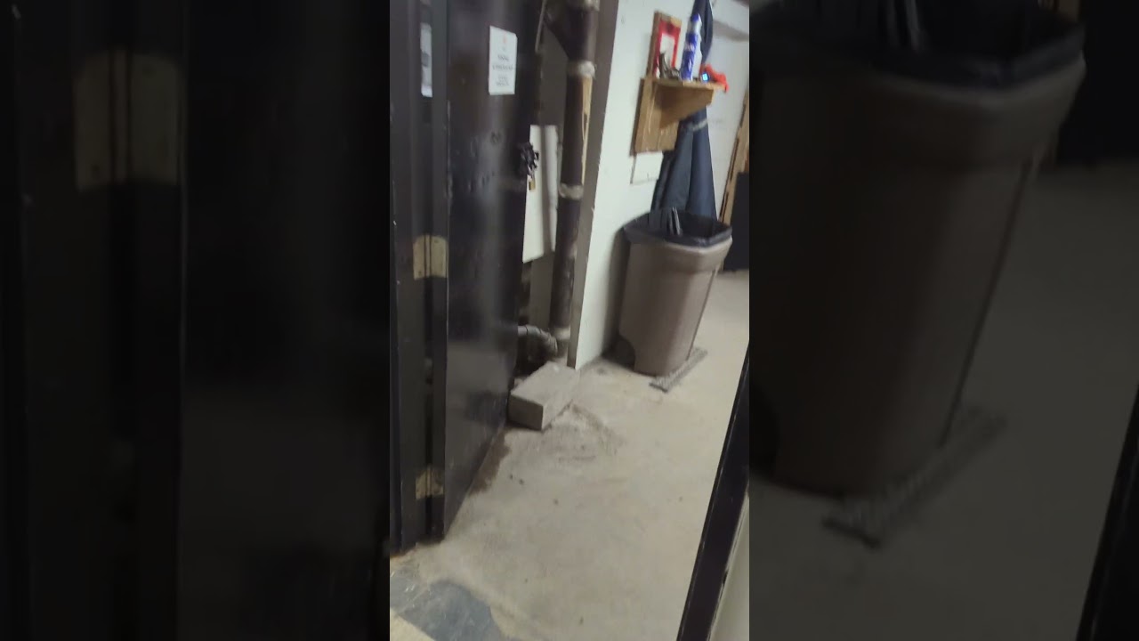 trash compactor room dangerous, still open and unlocked - port de mer 07/31/2023