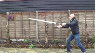 Can the two-handed greatsword (spadone/montante/zweihander) be used one handed?
