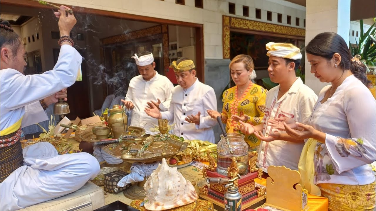 PURNAMA KAWULU: PIODALAN MERAJAN CANDI RAJADHANI  DIPUPUT OLEH ROMO DUKUN PANDITA  DARI TENGGER.