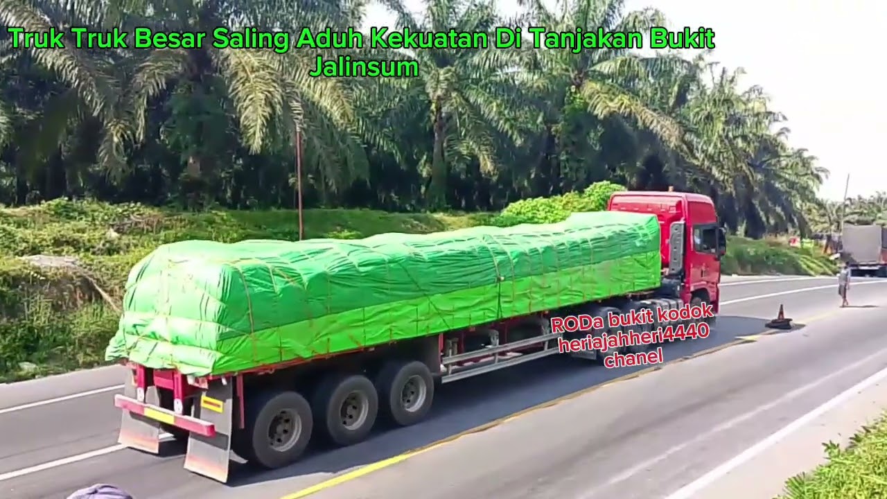 Kepala Truk Trailer Berguncang keras Dan Truk Tangki Hampir Menabrak Truk Box  Tanjakan Bukit Kodok 