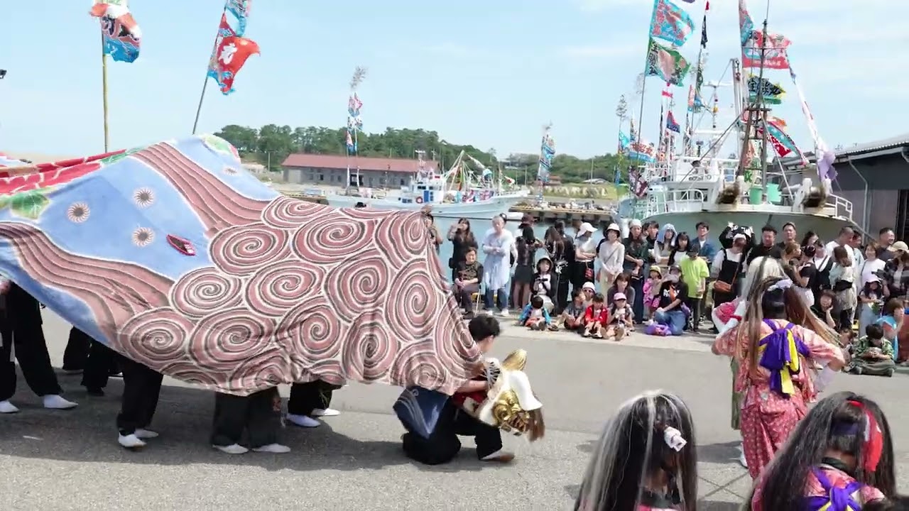 大漁旗に囲まれ演舞！石川県加賀市 小塩町の獅子舞 港まつり