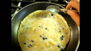 Quick & Simple: Banana Blueberry Pancake (NO FLOUR!)