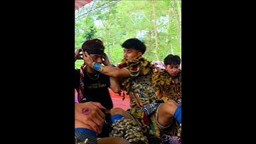 Tian bantuin Pipin Kusumawara pasang iket 😆, salfok sama Mas Nemo GWSM yang malah ngalamun 🤣✨
