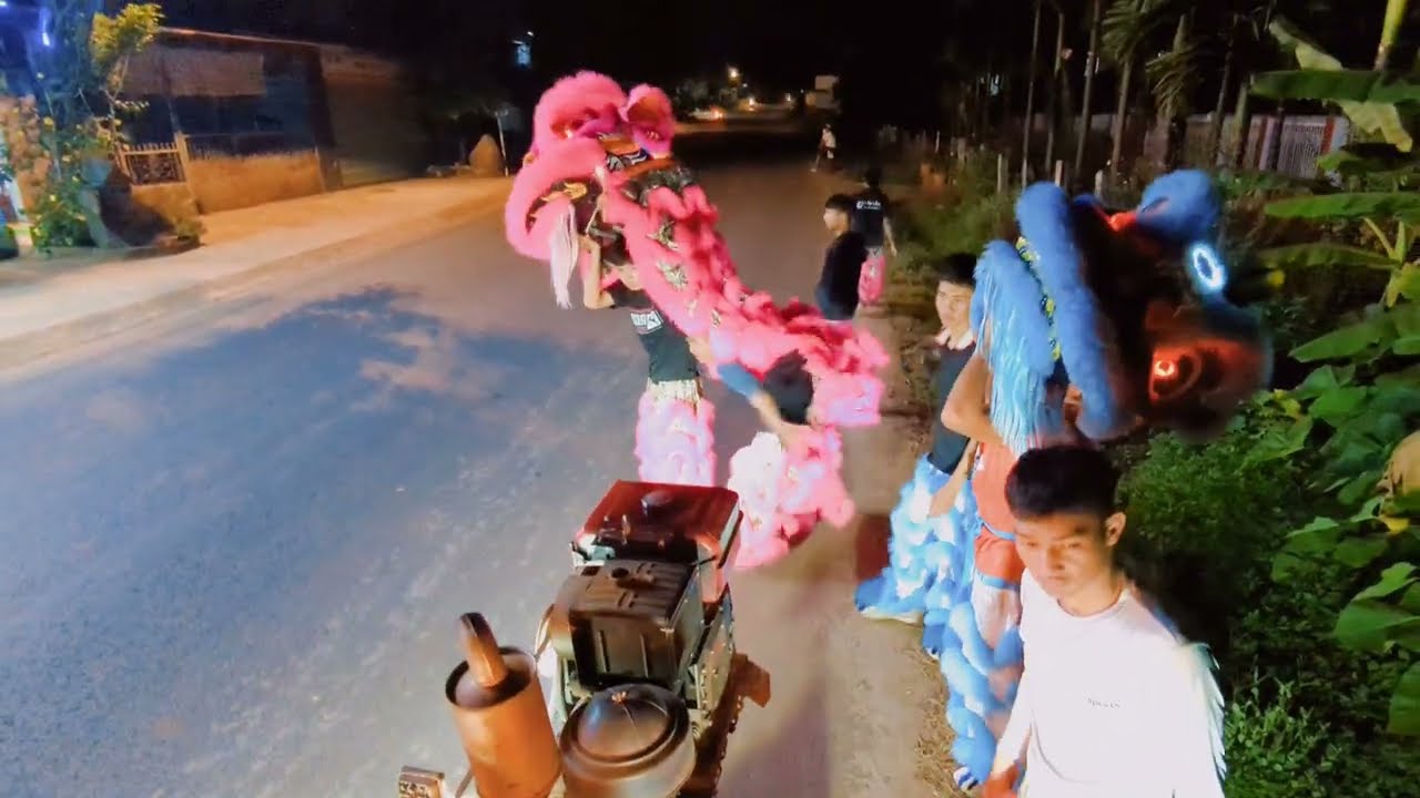 Lsr buôn M'lot đi múa lân trên xe máy cày quanh phố núi®. Ea Na | Đăk Lăk. Vol 8