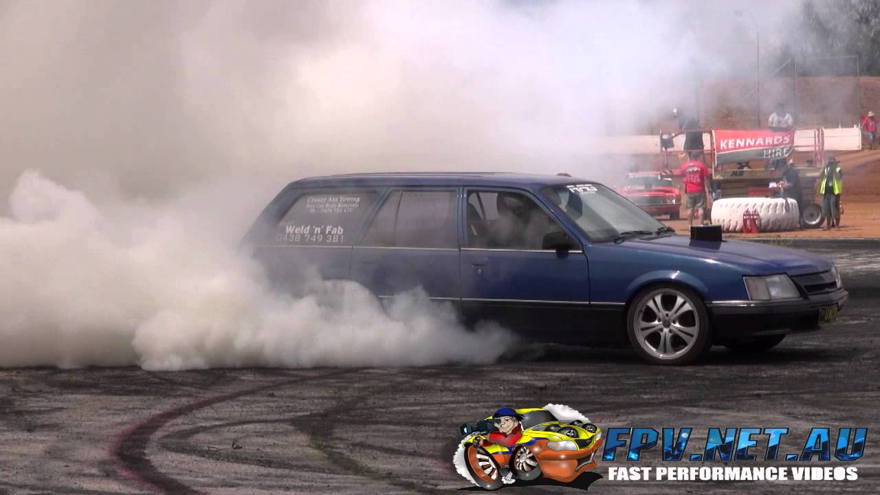 COMMODORE WAGON IN ACTION AT NSW PRO BURNOUTS DUBBO 2013 - YouTube