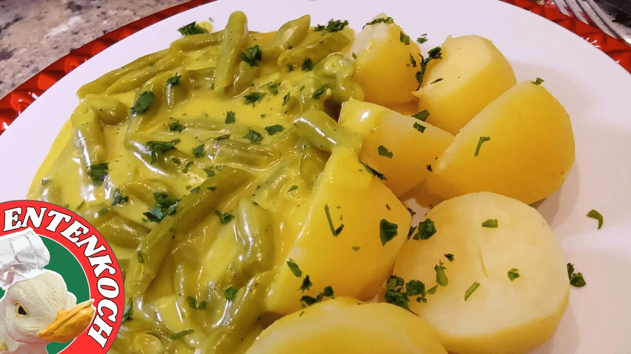 Нарезанная фасоль в светлом соусе с отварным картофелем - просто вкусно и недорого