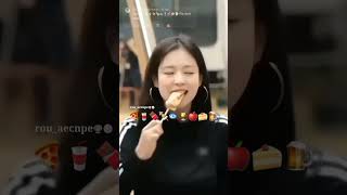 Jennie Eating