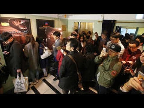 "조성진 음반 먼저 사자"…새벽부터 줄서기 진풍경