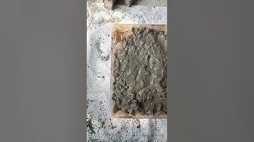 Cách đúc con kê bằng tay - phủ dầu tháo khuôn trước khi cho bê tông vào