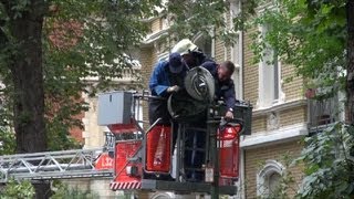 Gasaustritt durch umgestürzte Baumteile auf Straßenlaterne (Rohmaterial)