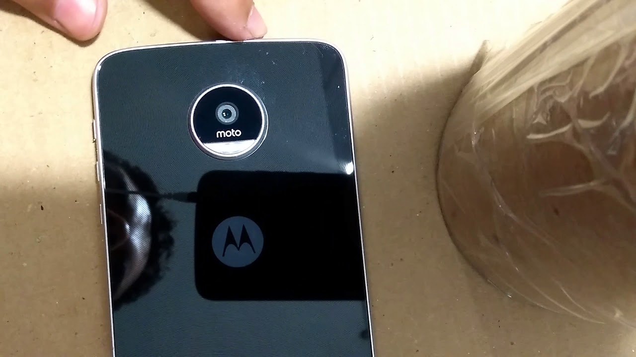 Troca da tampa traseira do moto z play part 2 - YouTube