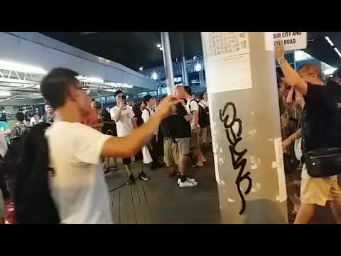 昨晚有民運人士於天星碼頭抗議大媽表演者影響市容，要求警方立刻執法拘捕！