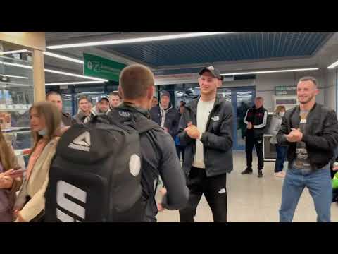 Шлеменко и команда встретили Александра Сарнавского в омском аэропорту