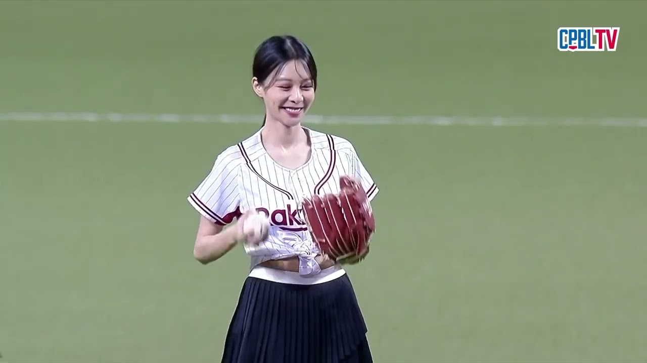08/09 味全 VS 樂天 賽前，馬來西亞鋼琴女神李元玲為今日賽事開出完美好球