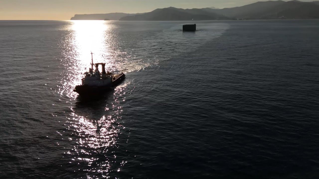 15 Gennaio 2025 Cassone costruito a Porto Vado passa davanti alla fortezza del Priamar di Savona , d