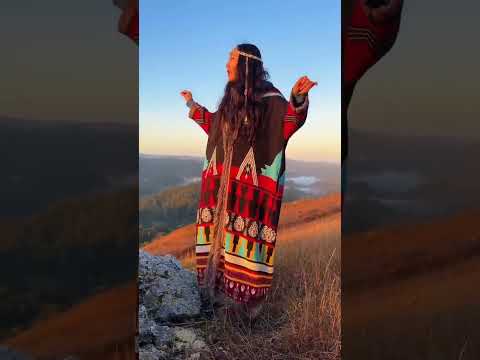 آهنگ حیات از گلویش برمی خیزد و دستانش شکل پرواز را در آسمان می نویسد آواز استاتیک شمن سرخ پوست 