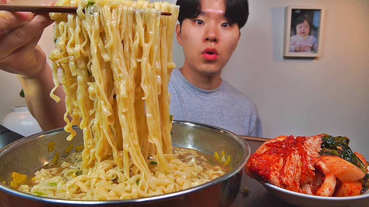 멸치칼국수 10분 끓였습니다. 이게 맛있다 하던데....