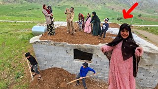 Попытка кочевой семьи Захры укрыть крышу дома под проливным дождем